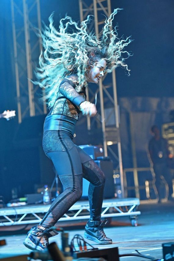 Ella-Eyre -V-Festival-Day-2